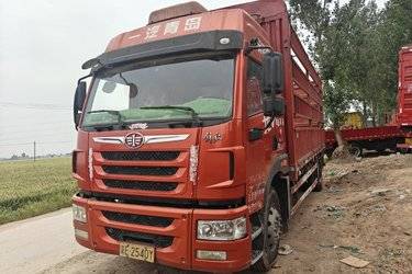 二手青岛解放 龙VH中卡 220马力 4X2 6.75米仓栅式载货车(国五) 单桥 锡柴二手载货车 黄牌