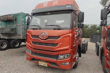 二手青岛解放 JH5重卡 南方款 480马力 6X4 LNG牵引车(液缓)(国六) 双驱 潍柴二手牵引车 黄牌