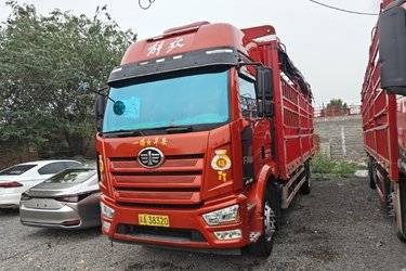 二手一汽解放 J6L中卡 尊享版 260马力 4X2 6.75米仓栅式载货车(国六) 单桥 锡柴二手载货车 黄牌