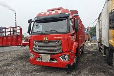 二手中国重汽 豪沃N5W中卡 220马力 4X2 6.75米仓栅式载货车(国六) 单桥 潍柴二手载货车 黄牌