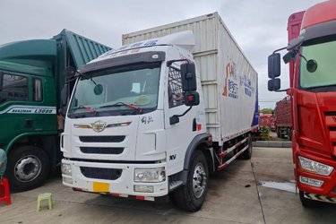 二手青岛解放 龙V中卡 180马力 4X2 7.8米厢式载货车(国五) 单桥 锡柴二手载货车 黄牌
