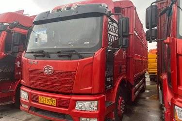 二手一汽解放 J6L中卡 180马力 4X2 6.8米仓栅式载货车(国五) 单桥 一汽二手载货车 黄牌