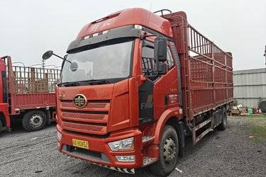 二手一汽解放 J6L中卡 尊享版 260马力 4X2 6.75米仓栅式载货车(国六) 单桥 锡柴二手载货车 黄牌