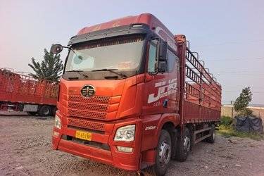 二手青岛解放 JH6重卡 领航版2.0 290马力 6X2 8.6米仓栅式载货车(后桥435)(国五) 前四后四 潍柴二手载货车 黄牌图片