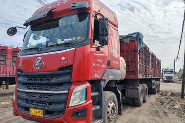 二手东风柳汽 乘龙H7重卡 460马力 6X4牵引车(国六) 双驱 玉柴二手牵引车 黄牌图片