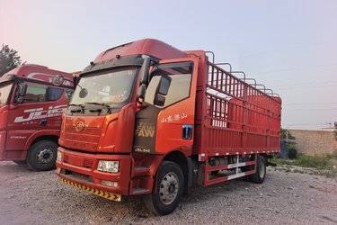 二手一汽解放 J6L中卡 质惠版 240马力 4X2 6.75米仓栅式载货车(国五) 单桥 锡柴二手载货车 黄牌图片