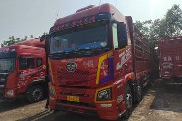 二手青岛解放 JH6重卡 460马力 8X4 9.5米仓栅式载货车(国五) 前四后八 锡柴二手载货车 黄牌图片