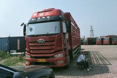二手一汽解放 J6L 精英版 300马力 4X2 6.75米仓栅式载货车(国六) 单桥 锡柴二手载货车 黄牌图片