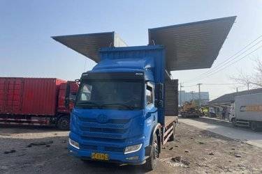 二手青岛解放 龙V中卡 180马力 4X2 7.8米翼开启厢式载货车(国五) 单桥 大柴二手载货车 黄牌图片
