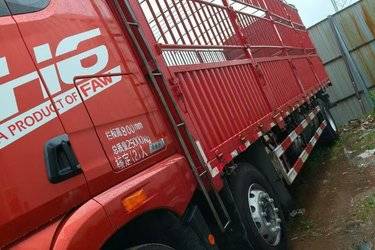二手青岛解放 JH6重卡 320马力 6X2 9.5米仓栅式载货车(国五) 前四后四 锡柴二手载货车 黄牌