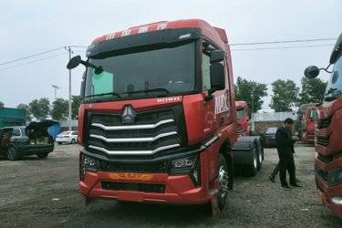 二手中国重汽 HOWO Max重卡 480马力 6X4 LNG自动档牵引车(国六) 双驱 潍柴二手牵引车 黄牌图片