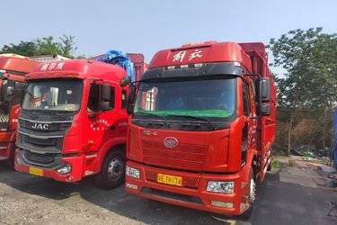 二手一汽解放 J6L中卡 经典版 240马力 4X2 6.75米仓栅式载货车(国六) 单桥 锡柴二手载货车 黄牌图片