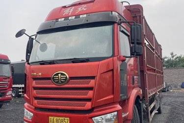 二手一汽解放 J6L中卡 尊享版 绿通 260马力 4X2 6.75米仓栅式载货车(国六) 单桥 大柴二手载货车 黄牌图片