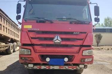 二手中国重汽 HOWO重卡 440马力 8X4 8.2米自卸车(国五) 前四后八 曼二手自卸车 黄牌