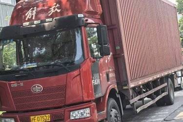 二手一汽解放 J6L中卡 220马力 4X2 9.6米翼开启厢式载货车(国五) 单桥 大柴二手载货车 黄牌图片