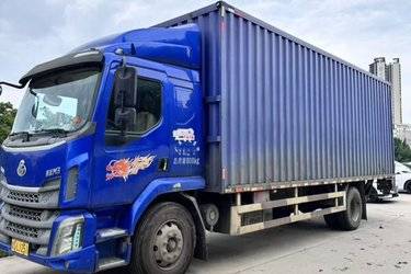 二手东风柳汽 乘龙M3中卡 180马力 4X2 7.65米厢式载货车(国五) 单桥 玉柴二手载货车 黄牌图片
