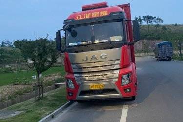 二手江淮 星耀X5重卡 300马力 4X2 9.6米厢式载货车(国六) 单桥 玉柴二手载货车 黄牌图片