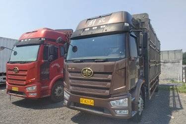 二手一汽解放 J6L中卡 220马力 4X2 6.8米仓栅式载货车(国六) 单桥 锡柴二手载货车 黄牌图片