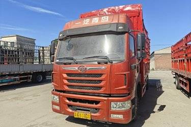 二手青岛解放 龙V中卡 220马力 4X2 6.75米仓栅式载货车(国五) 单桥 锡柴二手载货车 黄牌
