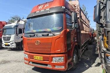 二手一汽解放 J6L中卡 2019款 240马力 4X2 6.75米仓栅式载货车(国五) 单桥 锡柴二手载货车 黄牌