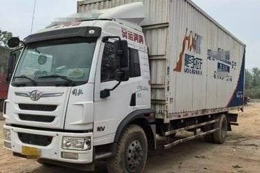 二手青岛解放 龙V中卡 180马力 4X2 7.8米厢式载货车(国五) 单桥 玉柴二手载货车 黄牌图片