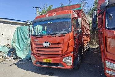 二手青岛解放 JK6中卡 220马力 4X2 6.8米仓栅式载货车(国五) 单桥 锡柴二手载货车 黄牌
