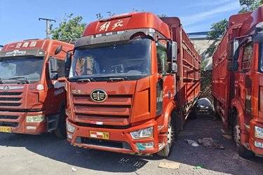 二手一汽解放 J6L中卡 精英版 240马力 4X2 6.75米仓栅式载货车(国五) 单桥 锡柴二手载货车 黄牌