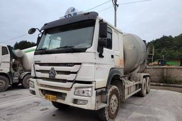 二手中国重汽 HOWO重卡 340马力 6X4 4.15方混凝土搅拌车底盘(国五) 后八轮 中国重汽二手搅拌车图片