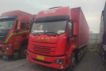 二手江淮 德沃斯V9 245马力 4X2 9.6米排半厢式载货车(国六) 单桥 江淮动力二手载货车 黄牌图片