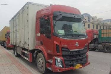 二手东风柳汽 新乘龙M3中卡 195马力 4X2 6.8米厢式载货车(国六) 单桥 东风康明斯二手载货车 黄牌
