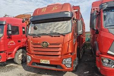 二手青岛解放 JK6中卡 260马力 4X2 6.75米仓栅式载货车(国六)(高顶)(国六) 单桥 锡柴二手载货车 黄牌
