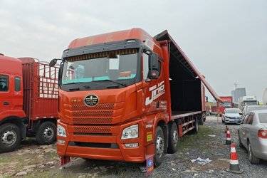 二手青岛解放 JH6重卡 290马力 6X2 9.5米厢式载货车(国六) 单桥 锡柴二手载货车 黄牌图片