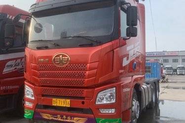 二手青岛解放 JH6⁺重卡 生活舱版 四季款 550马力 6X4 AMT自动挡牵引车(液缓)(国六) 双驱 潍柴二手牵引车 黄牌