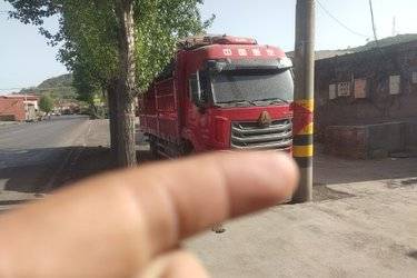 二手中国重汽 豪沃N5G中卡 270马力 4X2 6.75米仓栅式载货车(国六) 单桥 曼二手载货车 黄牌