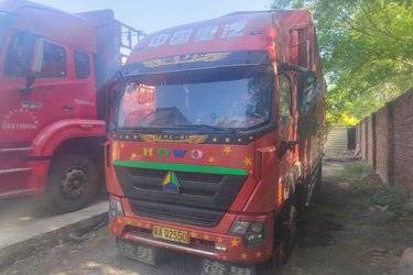 二手中国重汽HOWO G5X中卡 220马力 6.75米排半仓栅式载货车(国六) 单桥 潍柴二手载货车 黄牌