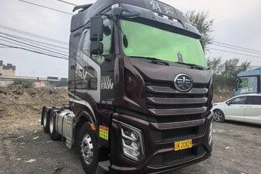 二手一汽解放 J6V重卡 560马力 6X4牵引车(国六)(平地板驾驶室)(国六) 双驱 锡柴二手牵引车 黄牌图片