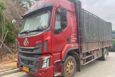 二手东风柳汽 乘龙H5中卡 240马力 4X2 6.8米仓栅式载货车(国五) 单桥 玉柴二手载货车 黄牌