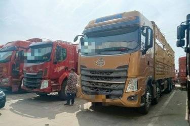 二手东风柳汽 乘龙H7重卡 350马力 8X4 9.4米仓栅式载货车(国五) 前四后八 玉柴二手载货车 黄牌