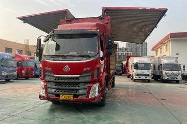 二手东风柳汽 新乘龙M3中卡 180马力 4X2 7.8米翼开厢式载货车(国五) 单桥 玉柴二手载货车 黄牌