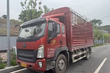 二手中国重汽HOWO G5X中卡 220马力 5.2米排半仓栅式载货车(国六) 单桥 中国重汽二手载货车 黄牌