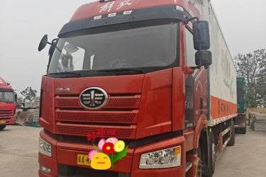 二手一汽解放 新J6P重卡 320马力 6X2 9.6米厢式载货车(国六) 前四后四 锡柴二手载货车 黄牌