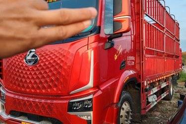 二手东风柳汽 乘龙H5V 270马力 4X2 6.8米仓栅式载货车(国六) 单桥 玉柴二手载货车 黄牌图片