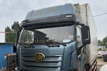 二手青岛解放 JK6中卡 260马力 4X2 6.8米厢式载货车(国六) 单桥 锡柴二手载货车 黄牌