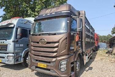 二手一汽解放 J6G 领航版 320马力 4X2 6.75米仓栅式载货车(国六) 单桥 锡柴二手载货车 黄牌图片