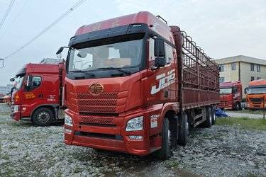 二手青岛解放 JH6重卡 400马力 8X4 9.5米仓栅式载货车(国五) 前四后八 锡柴二手载货车 黄牌