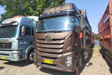 二手一汽解放 J6G 320马力 4X2 6.75米仓栅式载货车(一汽解放10档)(国六) 单桥 锡柴二手载货车 黄牌图片