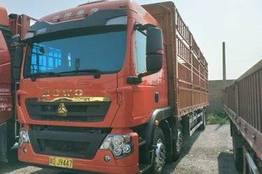 二手中国重汽 HOWO TX 350马力 6X2 7.8米仓栅式载货车(国六)(速比3.7)(国六) 前四后四 曼二手载货车 黄牌图片