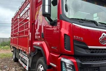 二手东风柳汽 乘龙H5中卡 290马力 4X2 6.8米仓栅式载货车(法士特10档)(国六) 单桥 潍柴二手载货车 黄牌图片
