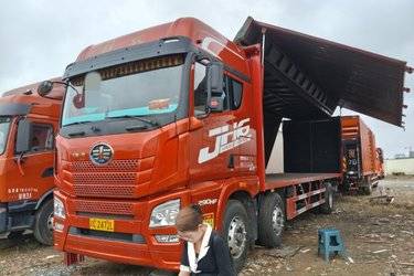 二手青岛解放 JH6重卡 领航版2.0 290马力 6X2 9.4米厢式载货车(国六) 单桥 锡柴二手载货车 黄牌图片