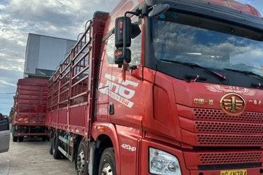 二手青岛解放 JH6重卡 领航版2.0 420马力 8X4 9.5米仓栅式载货车(国五) 前四后八 锡柴二手载货车 黄牌